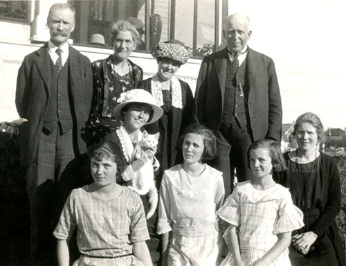 Photo of photos/John R and Hattie MacLennan with 4 daughters